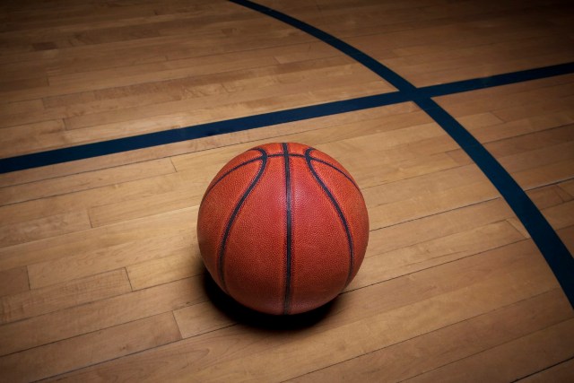 pelota-de-basquet-en-el-piso
